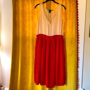 ♥️ Marc Jacobs dreamy silk dress with pleated skirt and nude top.